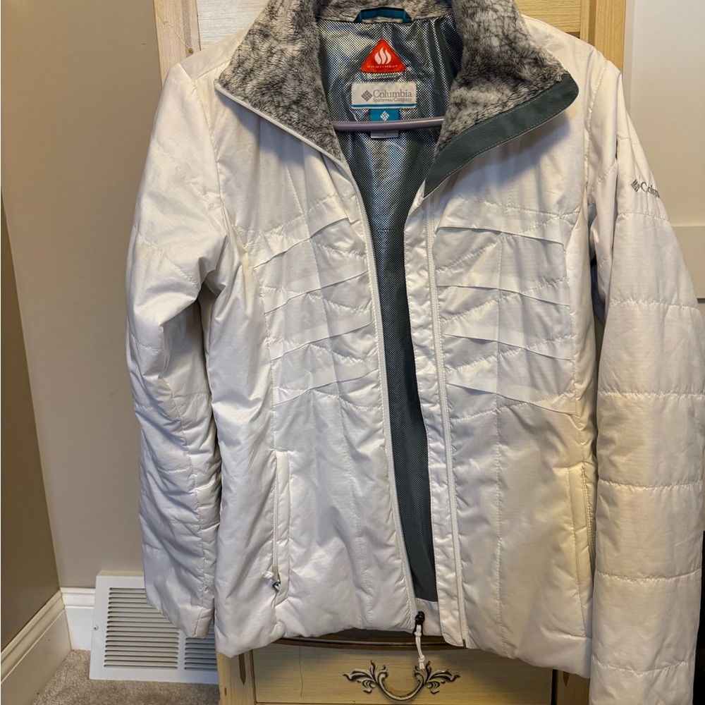 Columbia White Puffer Jacket with High Collar and Insulated Design